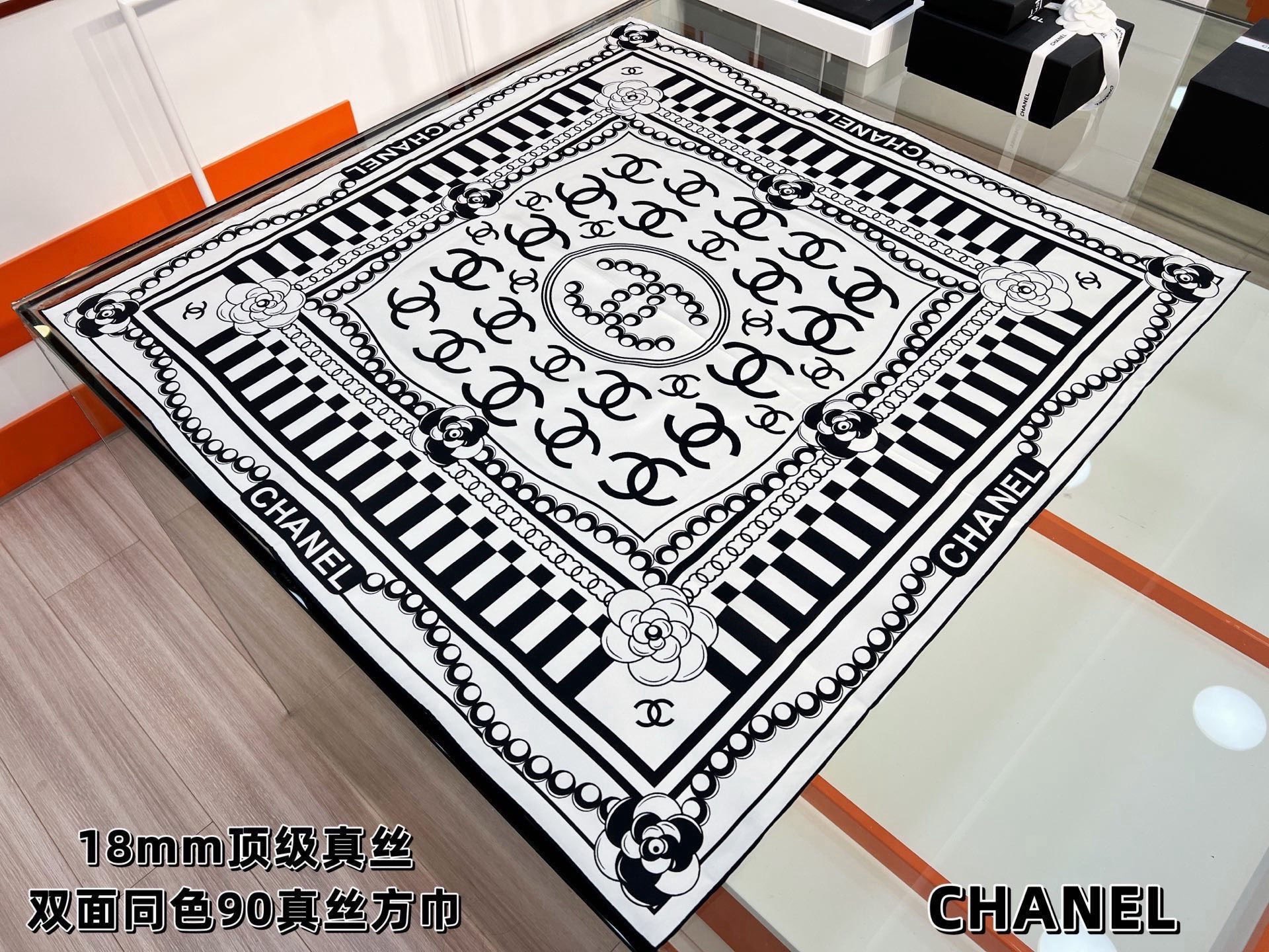 Chanel 26c~ 【18mm顶级双面真丝印花丝巾】 设计元素主要是cclogo、珍珠、山茶花 非常经典的设计、不挑 Chanel 26c~ 【18mm顶级双面真丝印花丝巾】 设计元素主要是cclogo、珍珠、山茶花 非常经典的设计、不挑