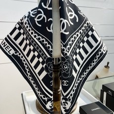 Chanel 26c~ 【18mm顶级双面真丝印花丝巾】 设计元素主要是cclogo、珍珠、山茶花 非常经典的设计、不挑 Chanel 26c~ 【18mm顶级双面真丝印花丝巾】 设计元素主要是cclogo、珍珠、山茶花 非常经典的设计、不挑