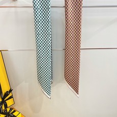 FENDI围巾 FENDI Dots桑蚕丝围巾 粉红色桑蚕丝方形围巾。饰有FENDI Dots图案,由与对角条纹交织的微 FENDI围巾 FENDI Dots桑蚕丝围巾 粉红色桑蚕丝方形围巾。饰有FENDI Dots图案,由与对角条纹交织的微