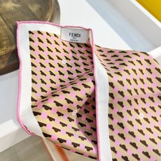 FENDI围巾 FENDI Dots桑蚕丝围巾 粉红色桑蚕丝方形围巾。饰有FENDI Dots图案,由与对角条纹交织的微 FENDI围巾 FENDI Dots桑蚕丝围巾 粉红色桑蚕丝方形围巾。饰有FENDI Dots图案,由与对角条纹交织的微