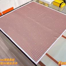 FENDI围巾 FENDI Dots桑蚕丝围巾 粉红色桑蚕丝方形围巾。饰有FENDI Dots图案,由与对角条纹交织的微 FENDI围巾 FENDI Dots桑蚕丝围巾 粉红色桑蚕丝方形围巾。饰有FENDI Dots图案,由与对角条纹交织的微