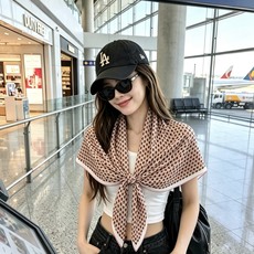 FENDI围巾 FENDI Dots桑蚕丝围巾 粉红色桑蚕丝方形围巾。饰有FENDI Dots图案,由与对角条纹交织的微 FENDI围巾 FENDI Dots桑蚕丝围巾 粉红色桑蚕丝方形围巾。饰有FENDI Dots图案,由与对角条纹交织的微