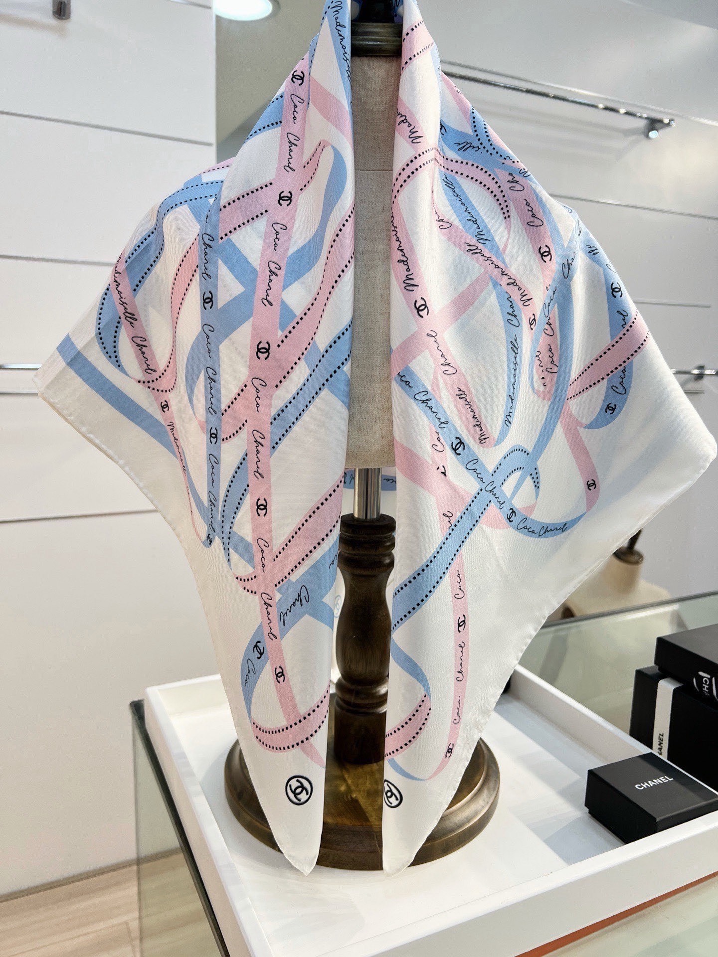 Chanel 26c~ 【18mm顶级双面真丝印花丝巾】 设计元素主要丝带、品牌logo 非常经典的设计、不挑人， 超显
