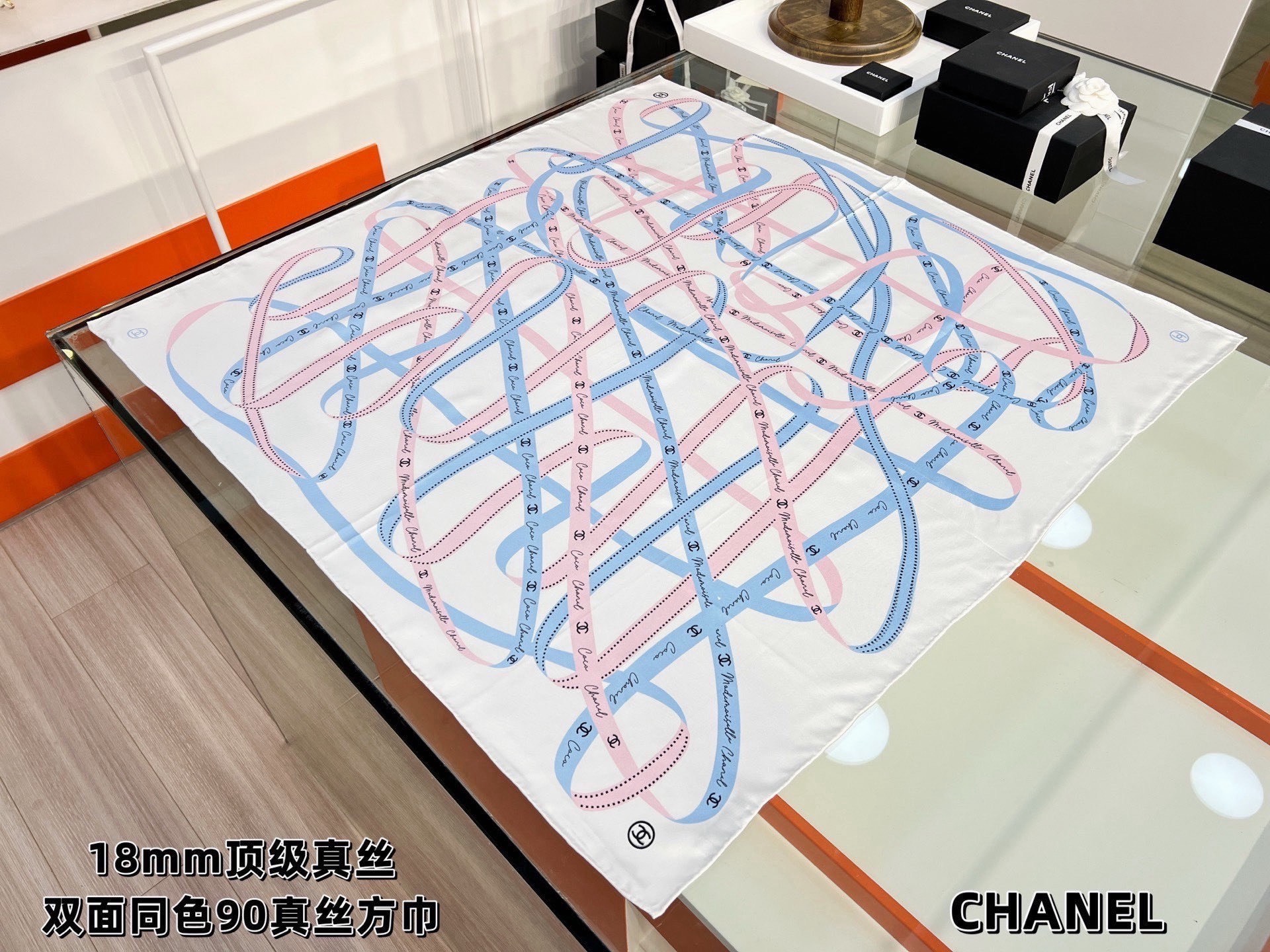 Chanel 26c~ 【18mm顶级双面真丝印花丝巾】 设计元素主要丝带、品牌logo 非常经典的设计、不挑人， 超显