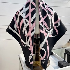 Chanel 26c~ 【18mm顶级双面真丝印花丝巾】 设计元素主要丝带、品牌logo 非常经典的设计、不挑人, 超显 Chanel 26c~ 【18mm顶级双面真丝印花丝巾】 设计元素主要丝带、品牌logo 非常经典的设计、不挑人, 超显