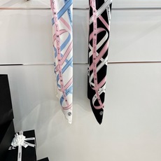 Chanel 26c~ 【18mm顶级双面真丝印花丝巾】 设计元素主要丝带、品牌logo 非常经典的设计、不挑人, 超显 Chanel 26c~ 【18mm顶级双面真丝印花丝巾】 设计元素主要丝带、品牌logo 非常经典的设计、不挑人, 超显