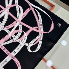 Chanel 26c~ 【18mm顶级双面真丝印花丝巾】 设计元素主要丝带、品牌logo 非常经典的设计、不挑人, 超显 Chanel 26c~ 【18mm顶级双面真丝印花丝巾】 设计元素主要丝带、品牌logo 非常经典的设计、不挑人, 超显