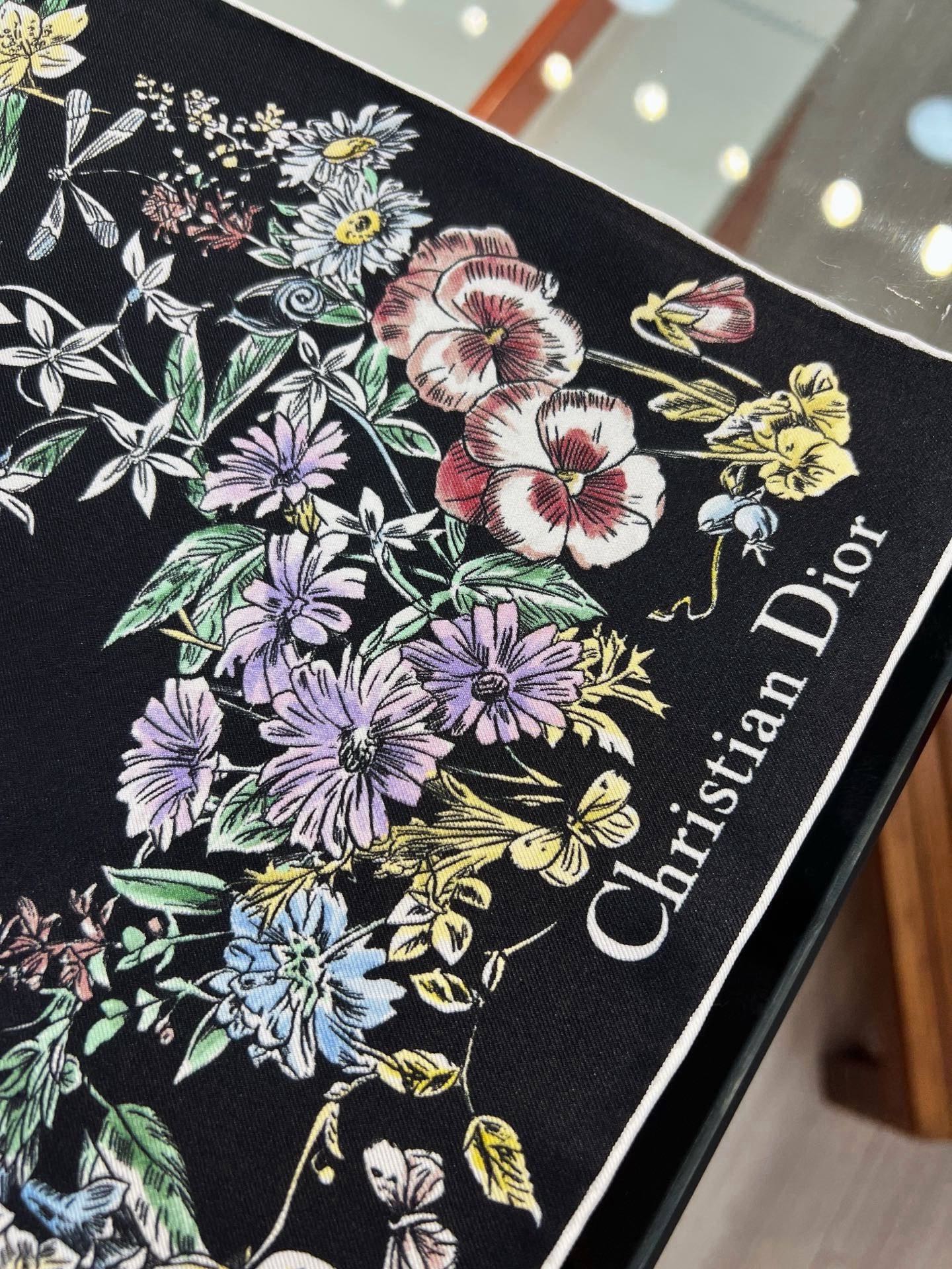 Dior 90双面18mm真丝印花方巾 这款方巾以 Dior Star 图案呈现 Dior 的幸运星，通过该系列的精美花