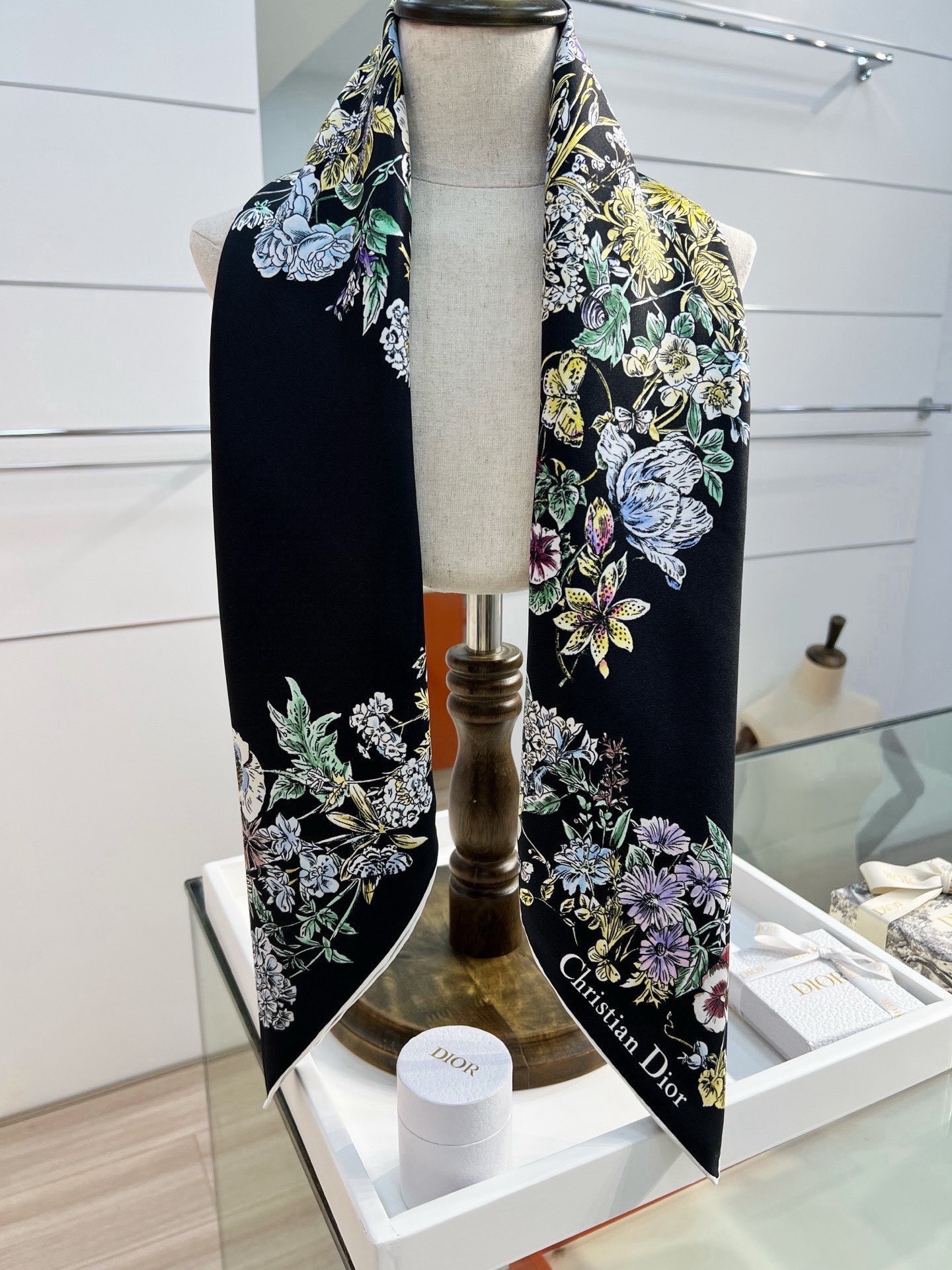 Dior 90双面18mm真丝印花方巾 这款方巾以 Dior Star 图案呈现 Dior 的幸运星，通过该系列的精美花