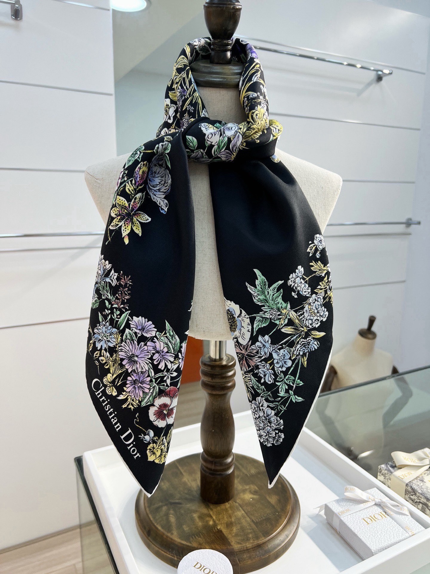 Dior 90双面18mm真丝印花方巾 这款方巾以 Dior Star 图案呈现 Dior 的幸运星，通过该系列的精美花