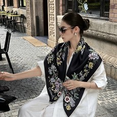 Dior 90双面18mm真丝印花方巾 这款方巾以 Dior Star 图案呈现 Dior 的幸运星,通过该系列的精美花 Dior 90双面18mm真丝印花方巾 这款方巾以 Dior Star 图案呈现 Dior 的幸运星,通过该系列的精美花