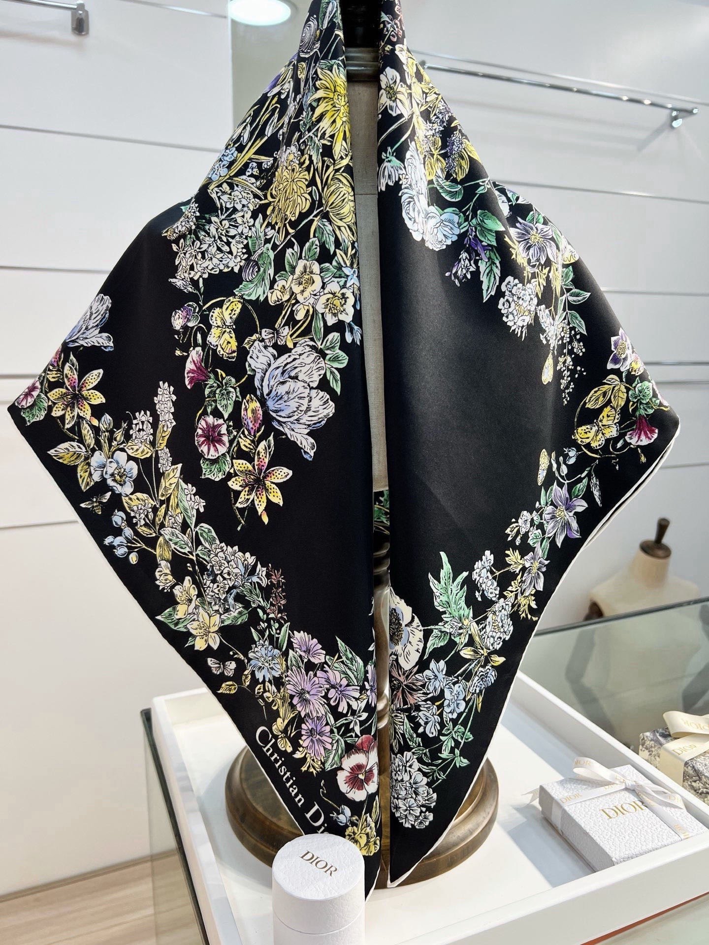 Dior 90双面18mm真丝印花方巾 这款方巾以 Dior Star 图案呈现 Dior 的幸运星，通过该系列的精美花