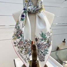 Dior 90双面18mm真丝印花方巾 这款方巾以 Dior Star 图案呈现 Dior 的幸运星,通过该系列的精美花 Dior 90双面18mm真丝印花方巾 这款方巾以 Dior Star 图案呈现 Dior 的幸运星,通过该系列的精美花