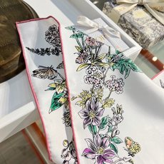 Dior 90双面18mm真丝印花方巾 这款方巾以 Dior Star 图案呈现 Dior 的幸运星,通过该系列的精美花 Dior 90双面18mm真丝印花方巾 这款方巾以 Dior Star 图案呈现 Dior 的幸运星,通过该系列的精美花