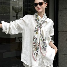 Dior 90双面18mm真丝印花方巾 这款方巾以 Dior Star 图案呈现 Dior 的幸运星,通过该系列的精美花 Dior 90双面18mm真丝印花方巾 这款方巾以 Dior Star 图案呈现 Dior 的幸运星,通过该系列的精美花