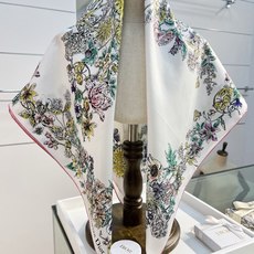 Dior 90双面18mm真丝印花方巾 这款方巾以 Dior Star 图案呈现 Dior 的幸运星,通过该系列的精美花 Dior 90双面18mm真丝印花方巾 这款方巾以 Dior Star 图案呈现 Dior 的幸运星,通过该系列的精美花