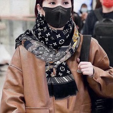 新款上😍真心赞‼ Airline Patches Monogram【V字标识长巾】羊绒长巾,披肩在秉承旅行传承的同时融入 新款上😍真心赞‼ Airline Patches Monogram【V字标识长巾】羊绒长巾,披肩在秉承旅行传承的同时融入