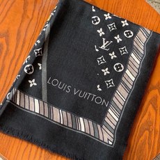 新款上😍真心赞‼ Airline Patches Monogram【V字标识长巾】羊绒长巾,披肩在秉承旅行传承的同时融入 新款上😍真心赞‼ Airline Patches Monogram【V字标识长巾】羊绒长巾,披肩在秉承旅行传承的同时融入