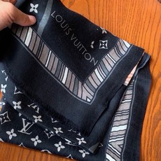 新款上😍真心赞‼ Airline Patches Monogram【V字标识长巾】羊绒长巾,披肩在秉承旅行传承的同时融入 新款上😍真心赞‼ Airline Patches Monogram【V字标识长巾】羊绒长巾,披肩在秉承旅行传承的同时融入