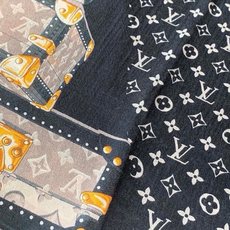 新款上😍真心赞‼ Airline Patches Monogram【V字标识长巾】羊绒长巾,披肩在秉承旅行传承的同时融入 新款上😍真心赞‼ Airline Patches Monogram【V字标识长巾】羊绒长巾,披肩在秉承旅行传承的同时融入