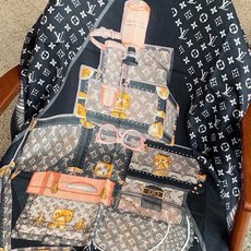 新款上😍真心赞‼ Airline Patches Monogram【V字标识长巾】羊绒长巾,披肩在秉承旅行传承的同时融入 新款上😍真心赞‼ Airline Patches Monogram【V字标识长巾】羊绒长巾,披肩在秉承旅行传承的同时融入