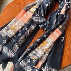 新款上😍真心赞‼ Airline Patches Monogram【V字标识长巾】羊绒长巾,披肩在秉承旅行传承的同时融入 新款上😍真心赞‼ Airline Patches Monogram【V字标识长巾】羊绒长巾,披肩在秉承旅行传承的同时融入