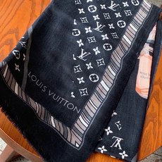 新款上😍真心赞‼ Airline Patches Monogram【V字标识长巾】羊绒长巾,披肩在秉承旅行传承的同时融入 新款上😍真心赞‼ Airline Patches Monogram【V字标识长巾】羊绒长巾,披肩在秉承旅行传承的同时融入