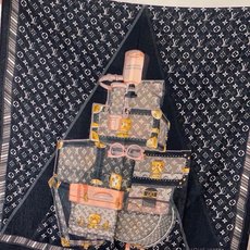 新款上😍真心赞‼ Airline Patches Monogram【V字标识长巾】羊绒长巾,披肩在秉承旅行传承的同时融入 新款上😍真心赞‼ Airline Patches Monogram【V字标识长巾】羊绒长巾,披肩在秉承旅行传承的同时融入