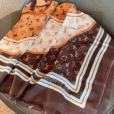 新款上😍真心赞‼ Airline Patches Monogram【V字标识长巾】羊绒长巾,披肩在秉承旅行传承的同时融入 新款上😍真心赞‼ Airline Patches Monogram【V字标识长巾】羊绒长巾,披肩在秉承旅行传承的同时融入