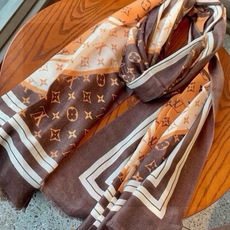 新款上😍真心赞‼ Airline Patches Monogram【V字标识长巾】羊绒长巾,披肩在秉承旅行传承的同时融入 新款上😍真心赞‼ Airline Patches Monogram【V字标识长巾】羊绒长巾,披肩在秉承旅行传承的同时融入
