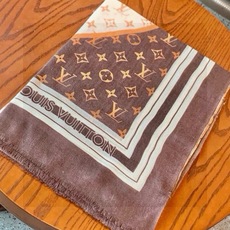 新款上😍真心赞‼ Airline Patches Monogram【V字标识长巾】羊绒长巾,披肩在秉承旅行传承的同时融入 新款上😍真心赞‼ Airline Patches Monogram【V字标识长巾】羊绒长巾,披肩在秉承旅行传承的同时融入