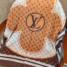 新款上😍真心赞‼ Airline Patches Monogram【V字标识长巾】羊绒长巾,披肩在秉承旅行传承的同时融入 新款上😍真心赞‼ Airline Patches Monogram【V字标识长巾】羊绒长巾,披肩在秉承旅行传承的同时融入