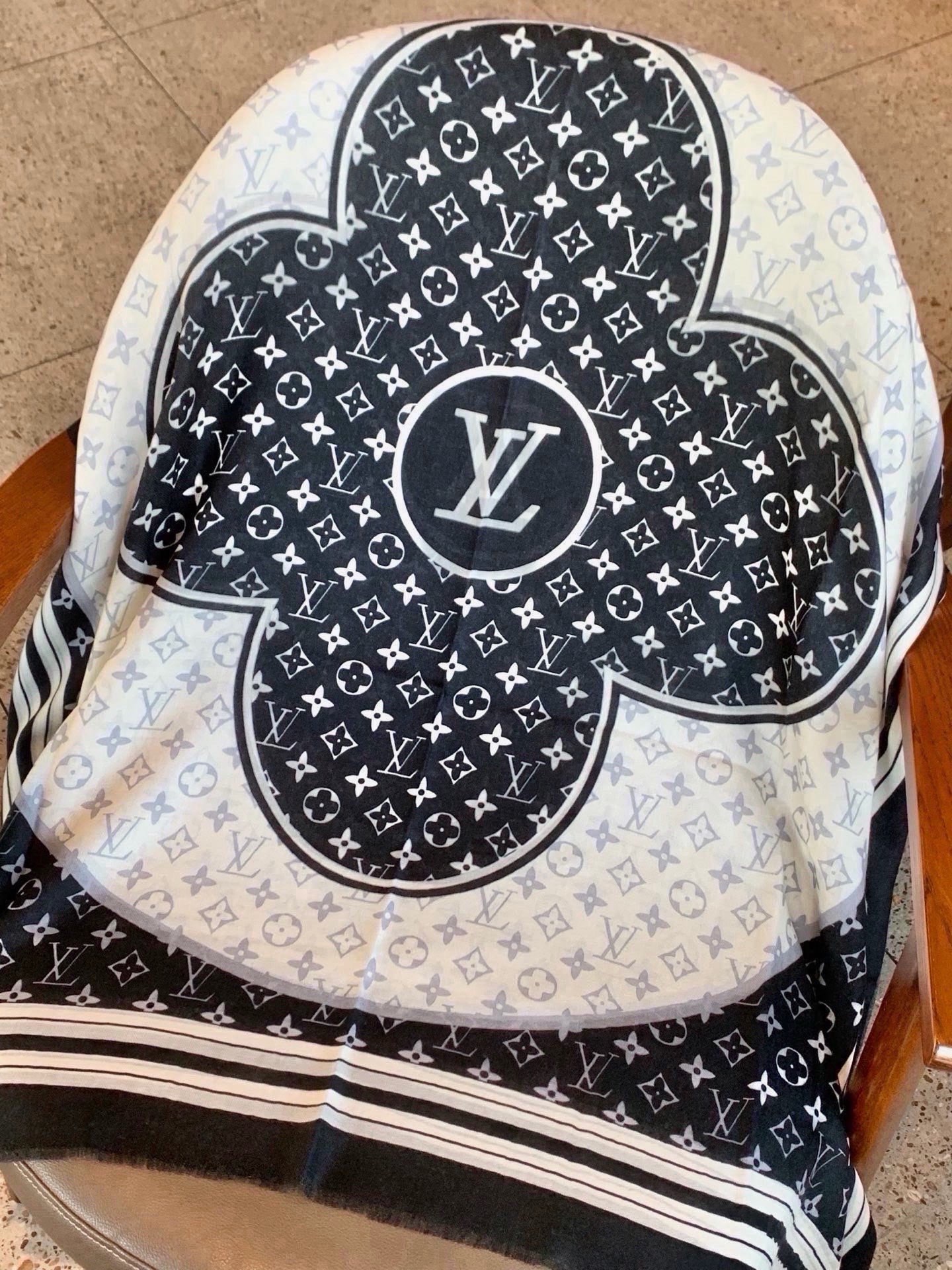 新款上😍真心赞‼ Airline Patches Monogram【V字标识长巾】羊绒长巾，披肩在秉承旅行传承的同时融入