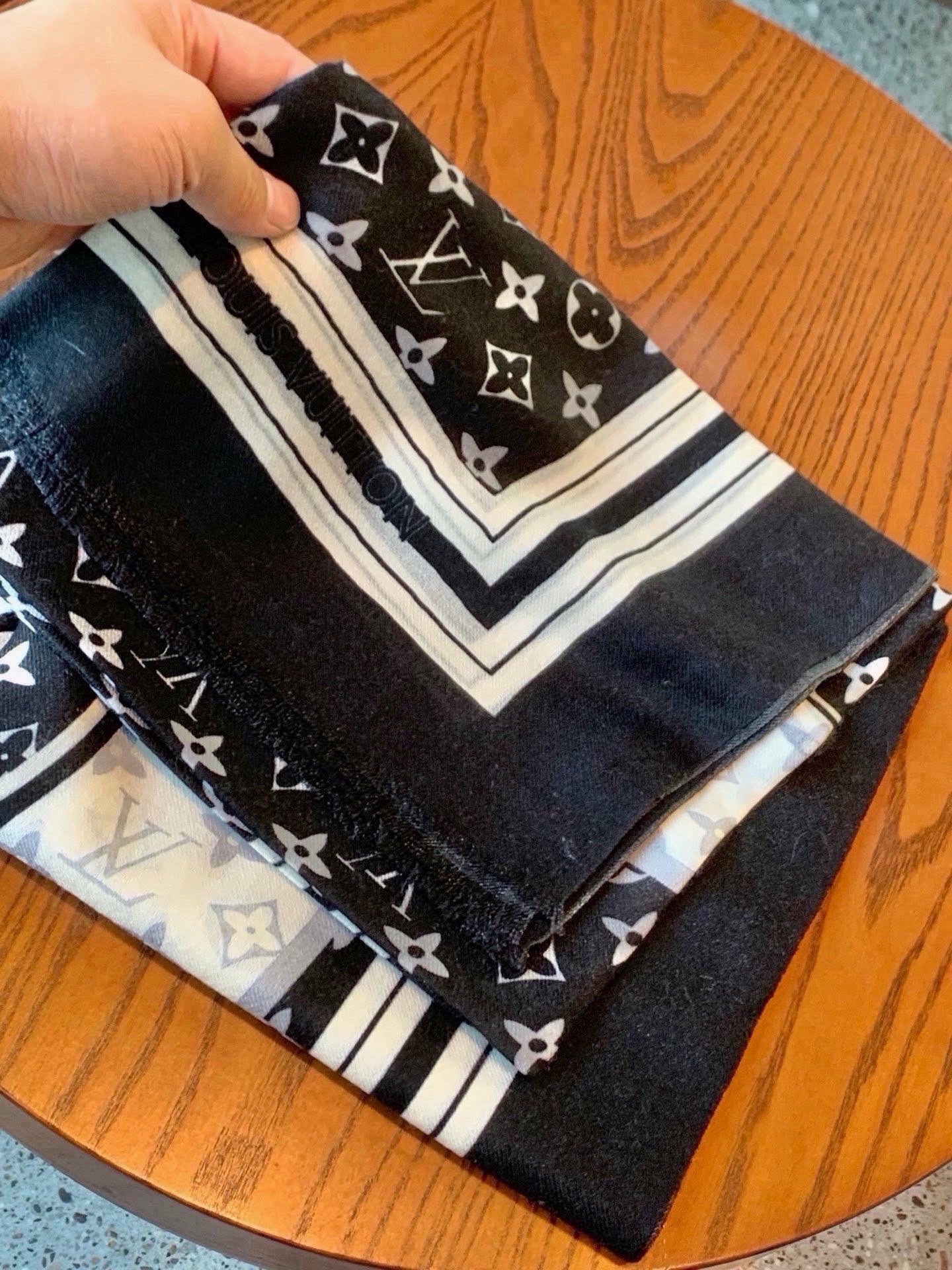 新款上😍真心赞‼ Airline Patches Monogram【V字标识长巾】羊绒长巾，披肩在秉承旅行传承的同时融入