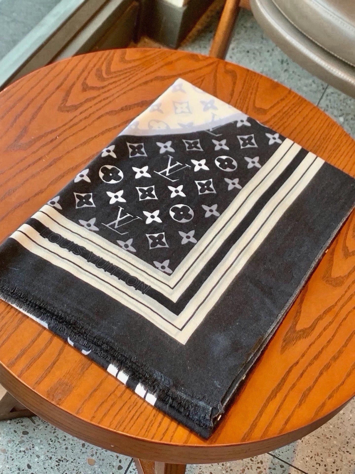 新款上😍真心赞‼ Airline Patches Monogram【V字标识长巾】羊绒长巾，披肩在秉承旅行传承的同时融入