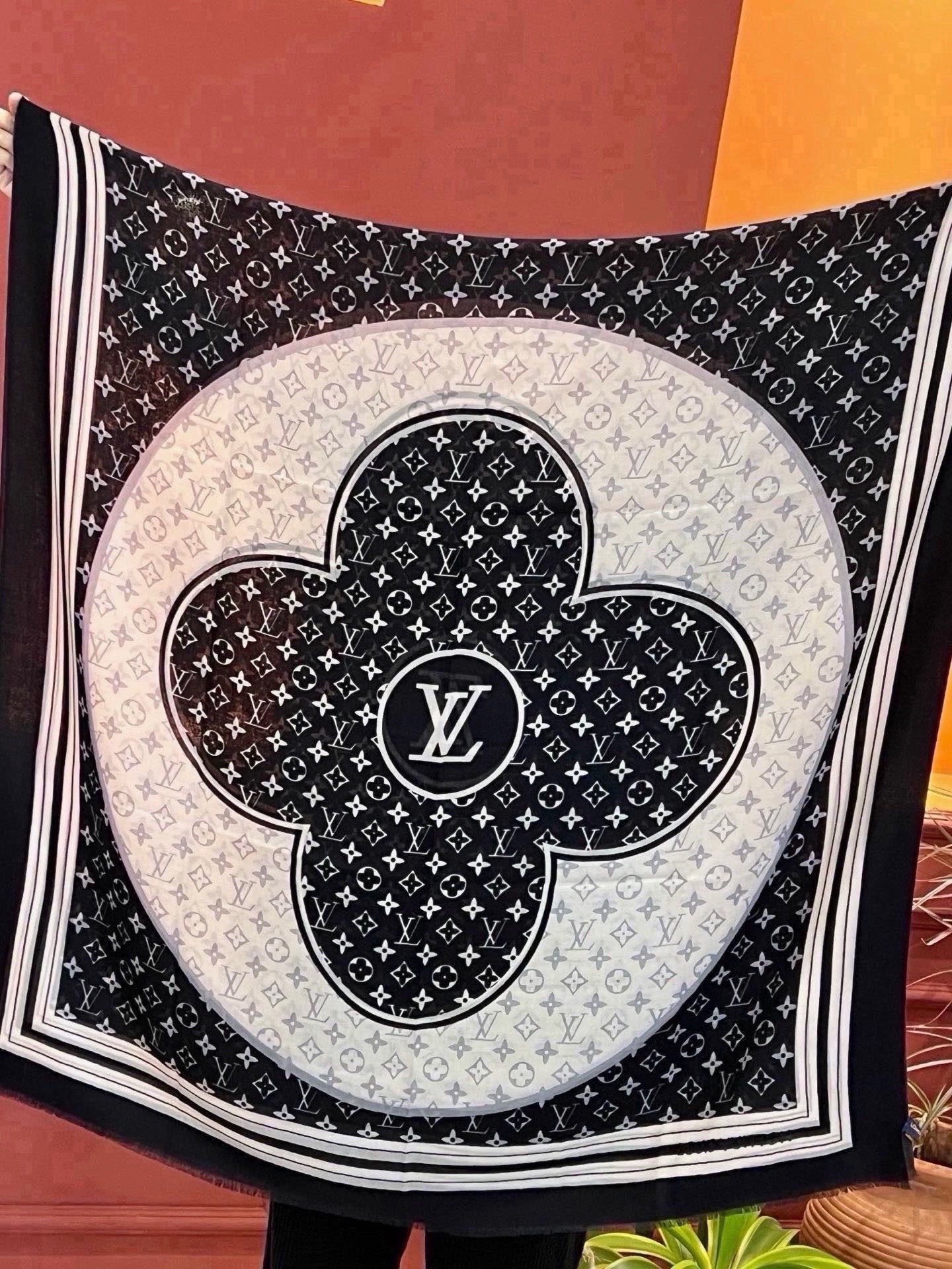 新款上😍真心赞‼ Airline Patches Monogram【V字标识长巾】羊绒长巾，披肩在秉承旅行传承的同时融入