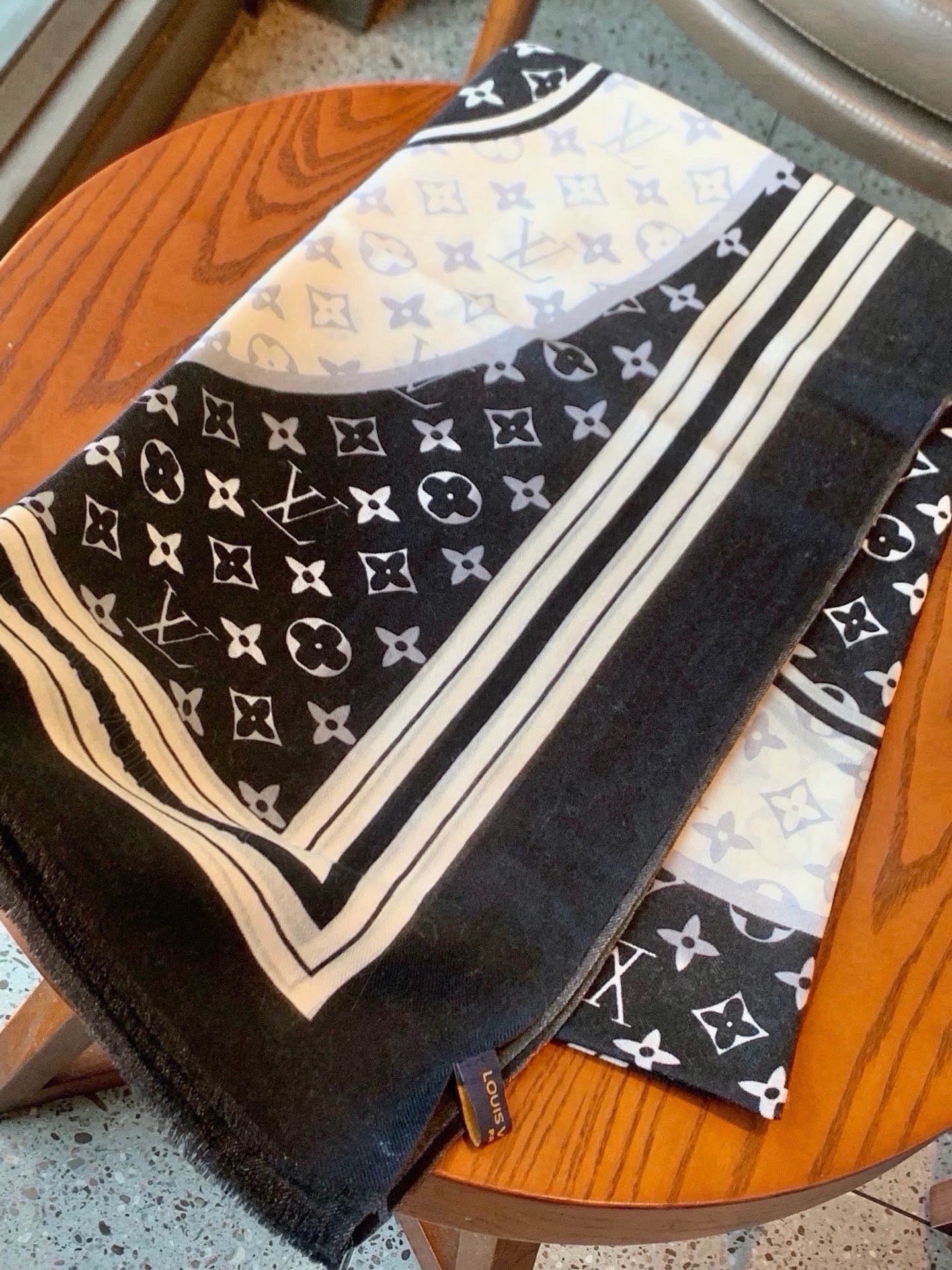 新款上😍真心赞‼ Airline Patches Monogram【V字标识长巾】羊绒长巾，披肩在秉承旅行传承的同时融入