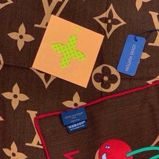 LV X TM MONOGRAM CERISE 140丝绒方巾 【140双面丝绒同色】 LV × TM Monogram LV X TM MONOGRAM CERISE 140丝绒方巾 【140双面丝绒同色】 LV × TM Monogram