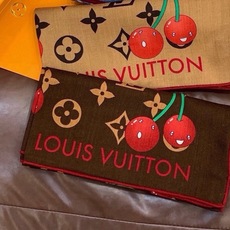 LV X TM MONOGRAM CERISE 140丝绒方巾 【140双面丝绒同色】 LV × TM Monogram LV X TM MONOGRAM CERISE 140丝绒方巾 【140双面丝绒同色】 LV × TM Monogram