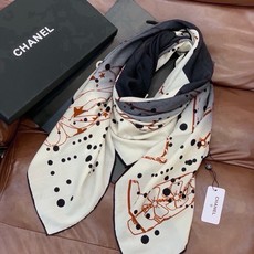 高级成衣系列~Chanel 【140双面同色丝绒披肩】 此系列谱写一曲自由轻灵的赞歌 本系列作品创新演绎品牌的风格符号 高级成衣系列~Chanel 【140双面同色丝绒披肩】 此系列谱写一曲自由轻灵的赞歌 本系列作品创新演绎品牌的风格符号