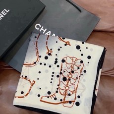 高级成衣系列~Chanel 【140双面同色丝绒披肩】 此系列谱写一曲自由轻灵的赞歌 本系列作品创新演绎品牌的风格符号 高级成衣系列~Chanel 【140双面同色丝绒披肩】 此系列谱写一曲自由轻灵的赞歌 本系列作品创新演绎品牌的风格符号