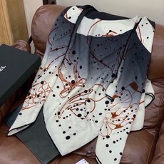 高级成衣系列~Chanel 【140双面同色丝绒披肩】 此系列谱写一曲自由轻灵的赞歌 本系列作品创新演绎品牌的风格符号 高级成衣系列~Chanel 【140双面同色丝绒披肩】 此系列谱写一曲自由轻灵的赞歌 本系列作品创新演绎品牌的风格符号