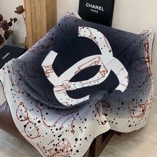 高级成衣系列~Chanel 【140双面同色丝绒披肩】 此系列谱写一曲自由轻灵的赞歌 本系列作品创新演绎品牌的风格符号 高级成衣系列~Chanel 【140双面同色丝绒披肩】 此系列谱写一曲自由轻灵的赞歌 本系列作品创新演绎品牌的风格符号