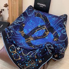 高级成衣系列~Chanel 【140双面同色丝绒披肩】 此系列谱写一曲自由轻灵的赞歌 本系列作品创新演绎品牌的风格符号 高级成衣系列~Chanel 【140双面同色丝绒披肩】 此系列谱写一曲自由轻灵的赞歌 本系列作品创新演绎品牌的风格符号