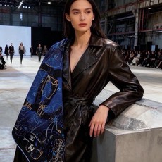 高级成衣系列~Chanel 【140双面同色丝绒披肩】 此系列谱写一曲自由轻灵的赞歌 本系列作品创新演绎品牌的风格符号 高级成衣系列~Chanel 【140双面同色丝绒披肩】 此系列谱写一曲自由轻灵的赞歌 本系列作品创新演绎品牌的风格符号