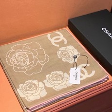 香奈儿上新❤️ 【Chanel】 经典茶花优雅Coco风,Chanel最新丝绒大方巾~气质到骨子里,香奶奶新一季的面料 香奈儿上新❤️ 【Chanel】 经典茶花优雅Coco风,Chanel最新丝绒大方巾~气质到骨子里,香奶奶新一季的面料