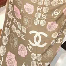 香奈儿上新❤️ 【Chanel】 经典茶花优雅Coco风,Chanel最新丝绒大方巾~气质到骨子里,香奶奶新一季的面料 香奈儿上新❤️ 【Chanel】 经典茶花优雅Coco风,Chanel最新丝绒大方巾~气质到骨子里,香奶奶新一季的面料