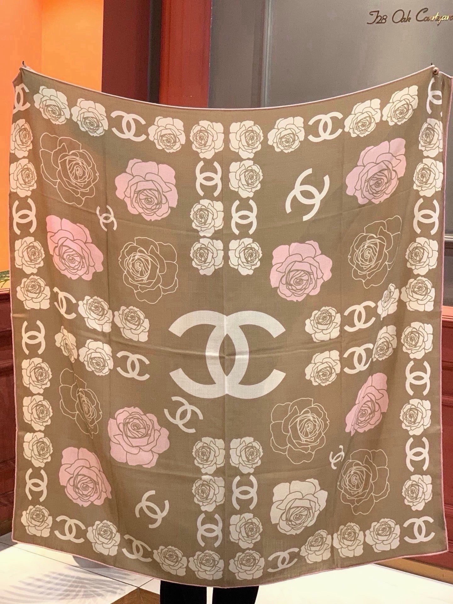 香奈儿上新❤️ 【Chanel】 经典茶花优雅Coco风,Chanel最新丝绒大方巾~气质到骨子里,香奶奶新一季的面料 香奈儿上新❤️ 【Chanel】 经典茶花优雅Coco风,Chanel最新丝绒大方巾~气质到骨子里,香奶奶新一季的面料