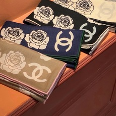 香奈儿上新❤️ 【Chanel】 经典茶花优雅Coco风,Chanel最新丝绒大方巾~气质到骨子里,香奶奶新一季的面料 香奈儿上新❤️ 【Chanel】 经典茶花优雅Coco风,Chanel最新丝绒大方巾~气质到骨子里,香奶奶新一季的面料