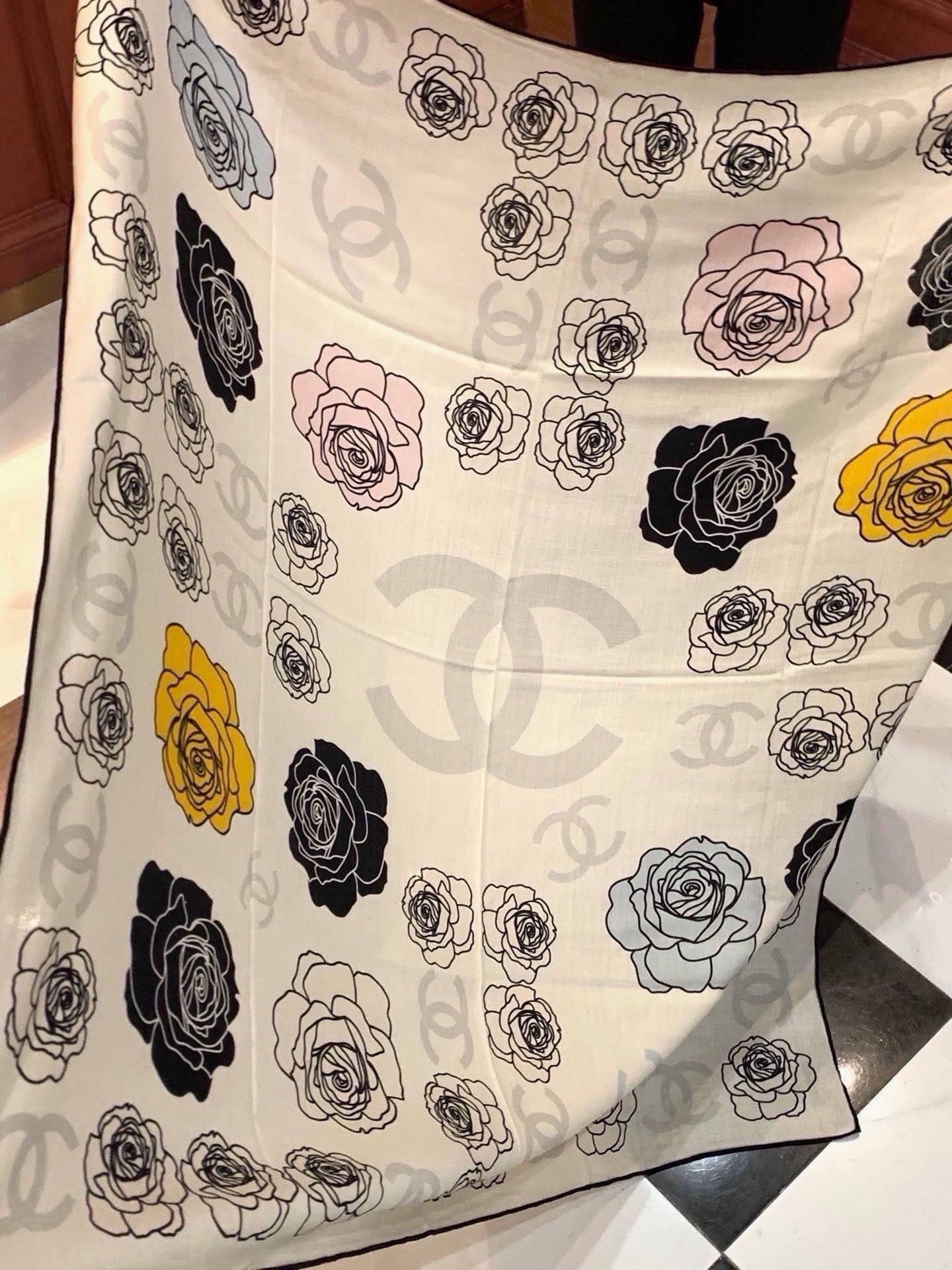 香奈儿上新❤️ 【Chanel】 经典茶花优雅Coco风,Chanel最新丝绒大方巾~气质到骨子里,香奶奶新一季的面料 香奈儿上新❤️ 【Chanel】 经典茶花优雅Coco风,Chanel最新丝绒大方巾~气质到骨子里,香奶奶新一季的面料
